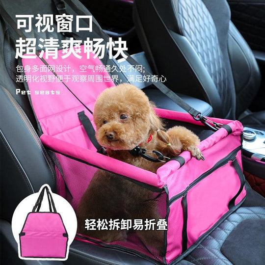 Mala de transporte para cães em rosa, com redes laterais, suportando um cachorro em um carro. Estilo prático e portátil.