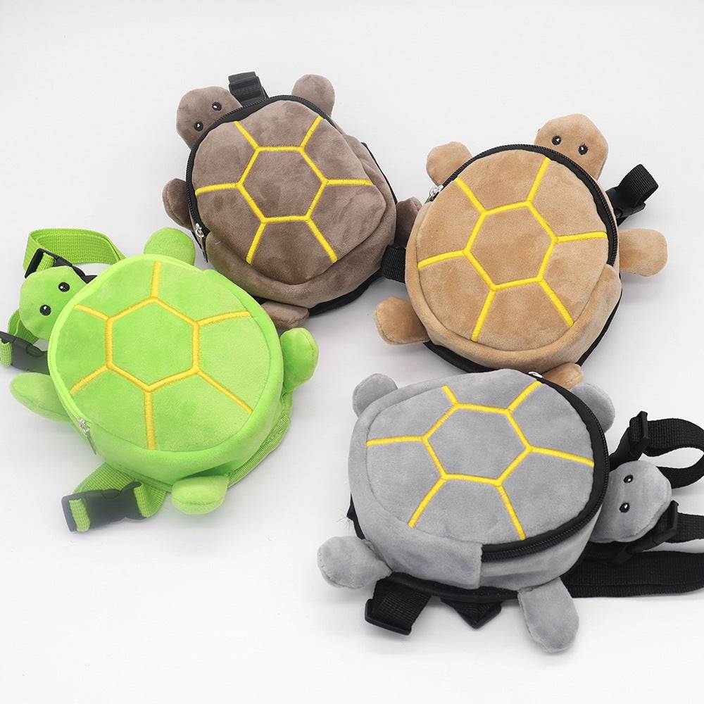 Mochilas de pelúcia em formato de tartaruga, disponíveis em verde, cinza, marrom e amarelo, com alças ajustáveis.
