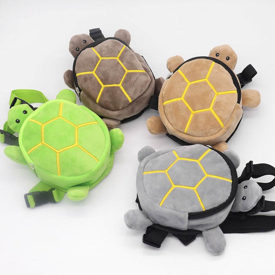 Mochilas de pelúcia em formato de tartaruga, disponíveis em verde, cinza, marrom e amarelo, com alças ajustáveis.
