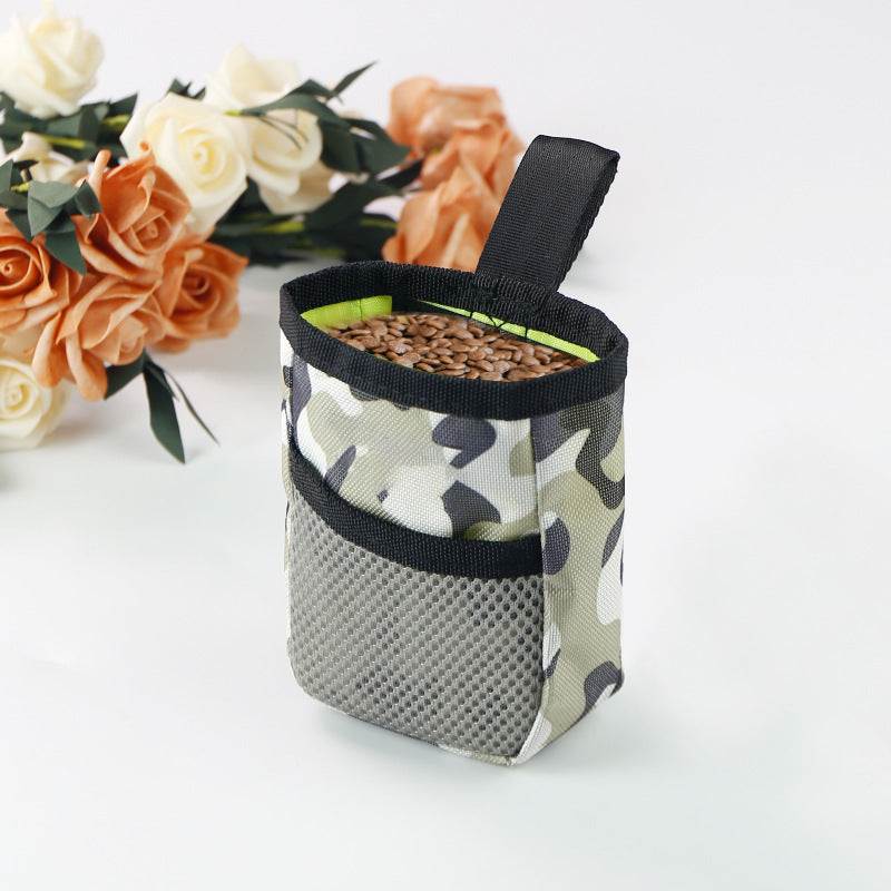 Bolsa de treino portátil para cães, camuflada em tons de cinza e verde, com compartimento para snacks e fecho em fita.