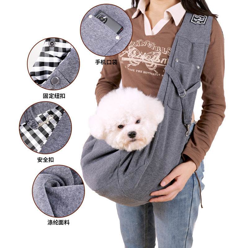 Bolsa de transporte cinza para animais de estimação, usada ao ombro, com um cão pequeno branco dentro.