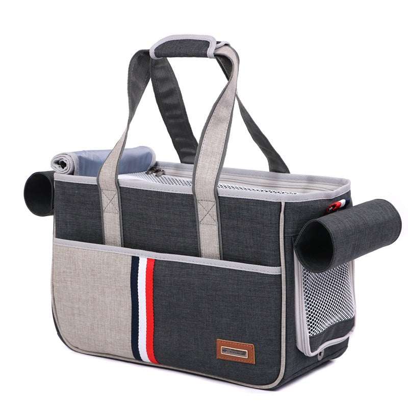 Mala de gato em cor cinza escuro e clara, com design em padrão xadrez e alças para transporte.