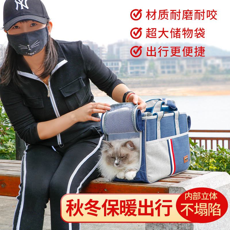 Mochila de transporte para gatos e cães, em padrão xadrez, azul escuro e cinza, com gato relaxando na bolsa.