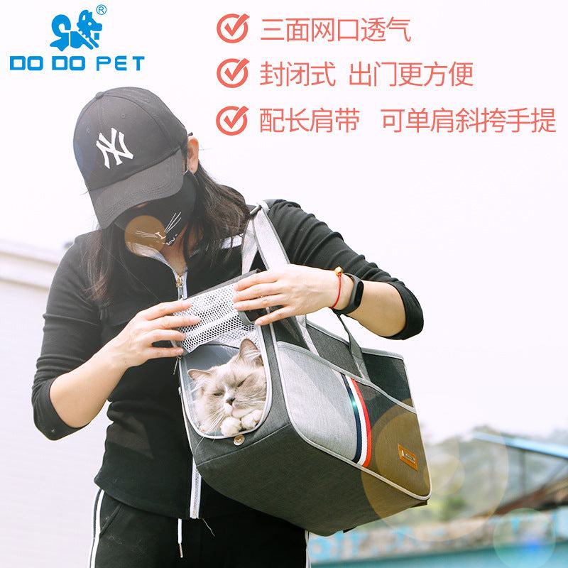 Mochila de transporte cinza para gatos, com design de malha respirável e gato confortavelmente acomodado.