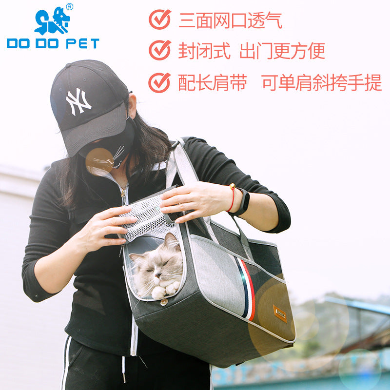 Mochila de transporte cinza para gatos, com design de malha respirável e gato confortavelmente acomodado.
