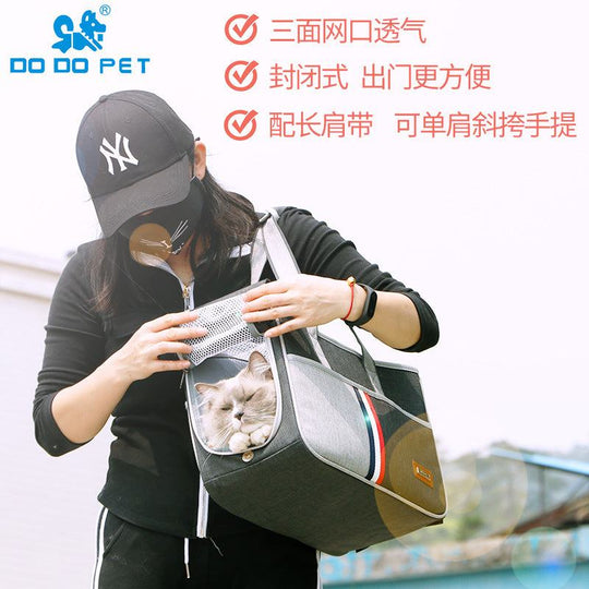 Mochila de transporte cinza para gatos, com design de malha respirável e gato confortavelmente acomodado.