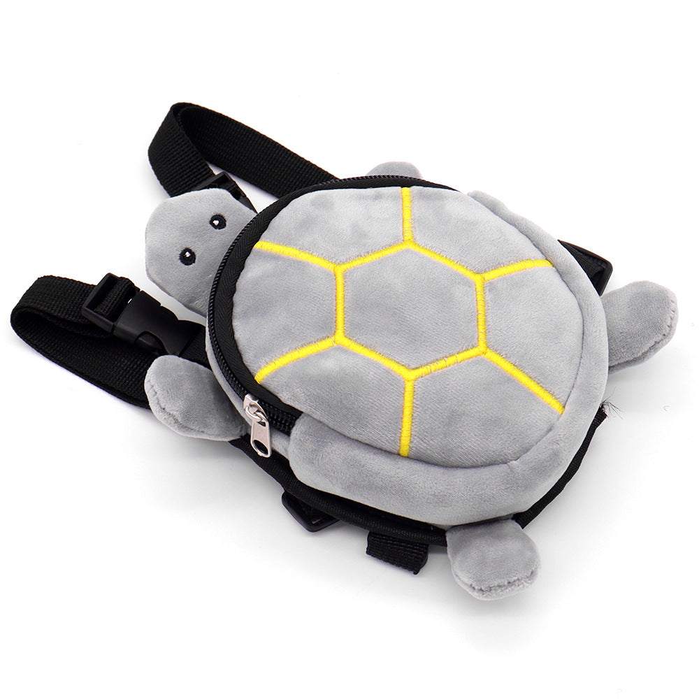 Mochila para cão em forma de tartaruga cinza, feita de veluto leve, com detalhes de costura amarela.