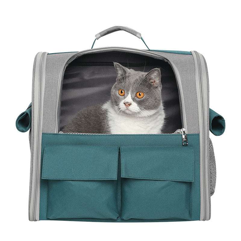 Mochila para gatos em azul e cinza, com um gato dentro, fechos em zíper e bolsos frontais.