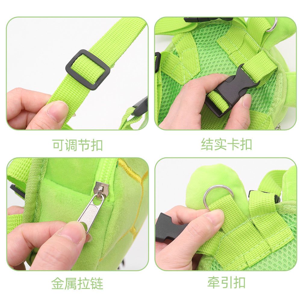 Mochila de pet verde claro, com alças ajustáveis e fecho em zíper, feita de material de veludo leve e confortável.