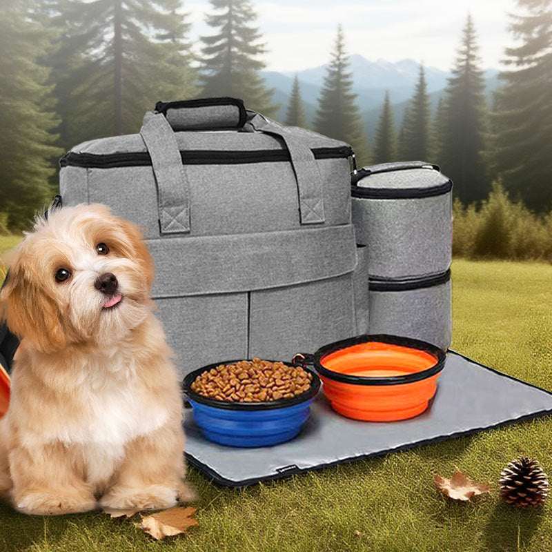 Mochila cinza para ração de cães e gatos, com compartimentos, acompanhada de tigelas dobráveis laranja e azul.