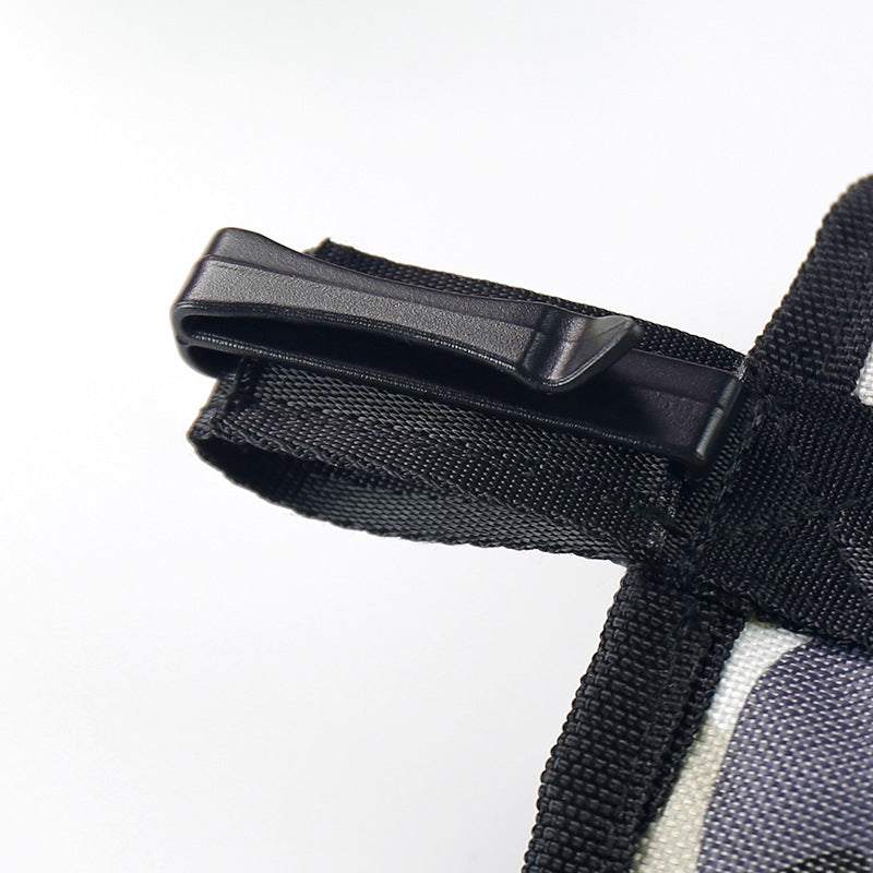 Bolsa de treino para cães em preto, com fecho de plástico e material em Oxford resistente. Ideal para snacks.
