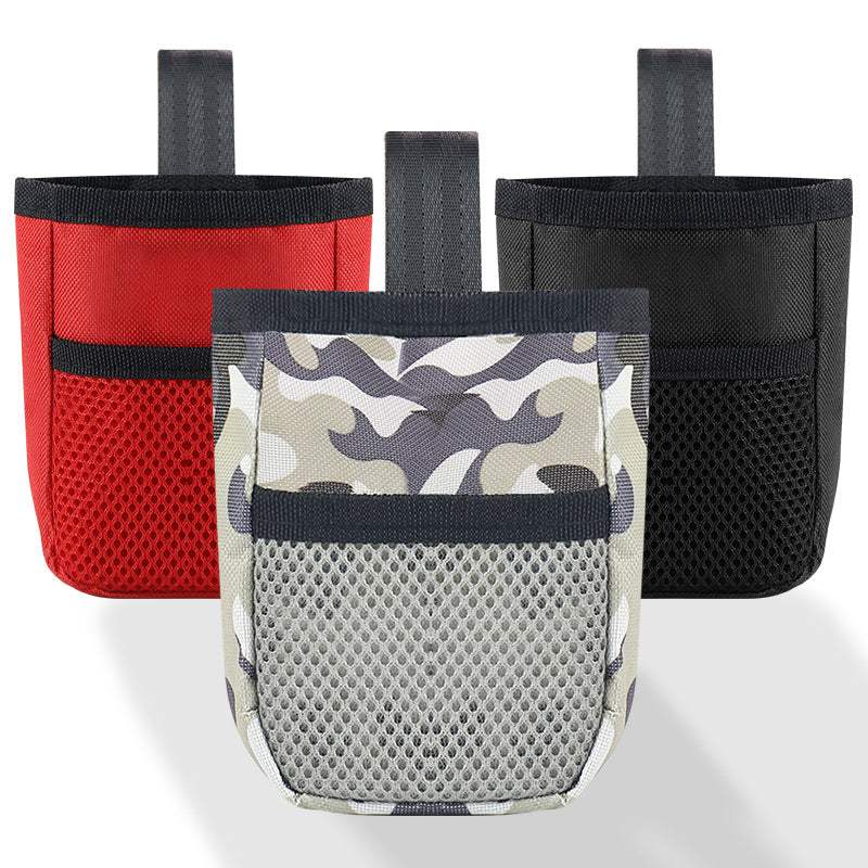 Saco de treino para cães em três cores: vermelho, preto e camuflado. Material resistente e design prático com rede.