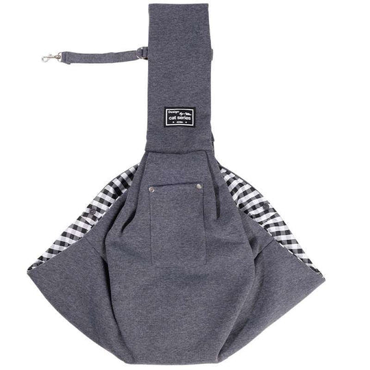 Bolsa de transporte cinza para animais de estimação, com interior quadriculado e bolso frontal. Design confortável e prático.