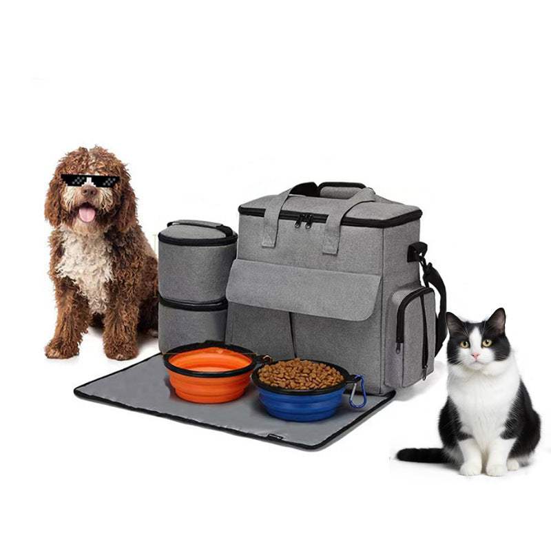 Mochila cinza para comida de cães e gatos, com tigelas laranja e azul, cachorro e gato ao lado.