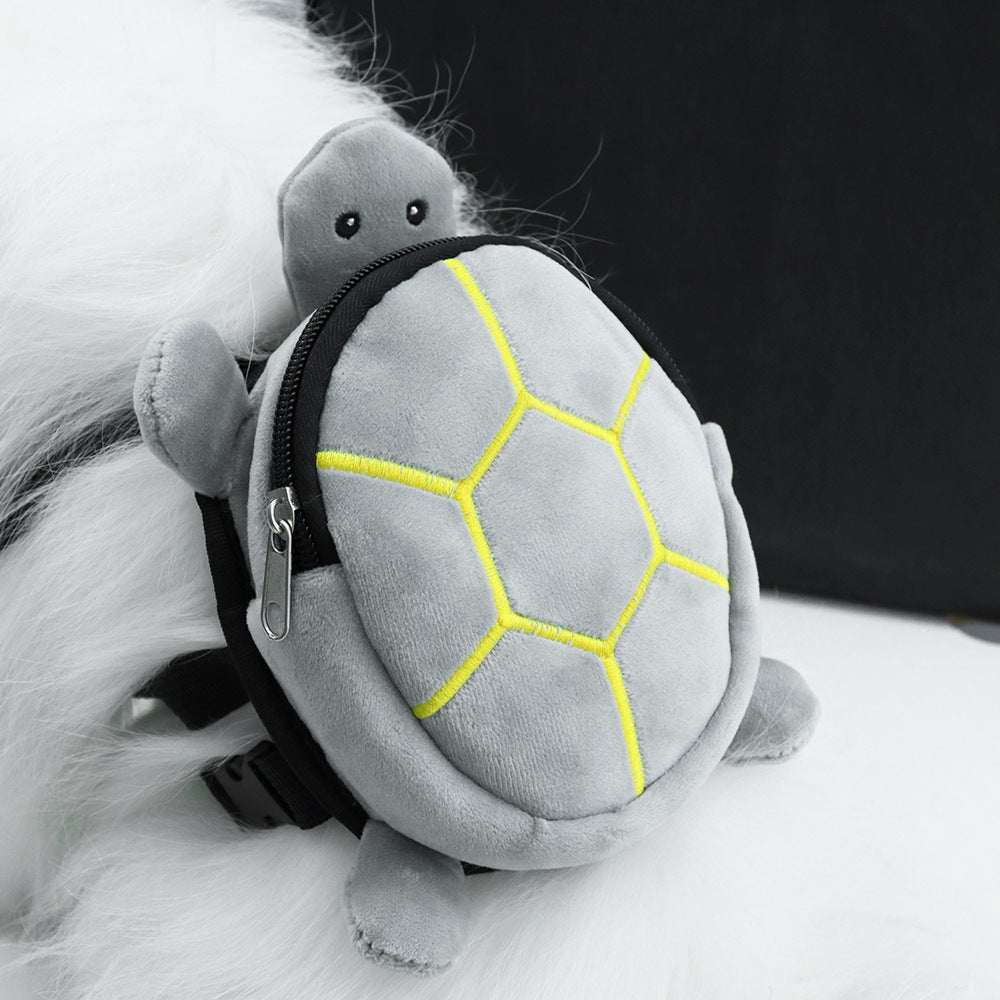 Mochila cinza para cachorro, em formato de tartaruga, com detalhes em amarelo e ajuste confortável.