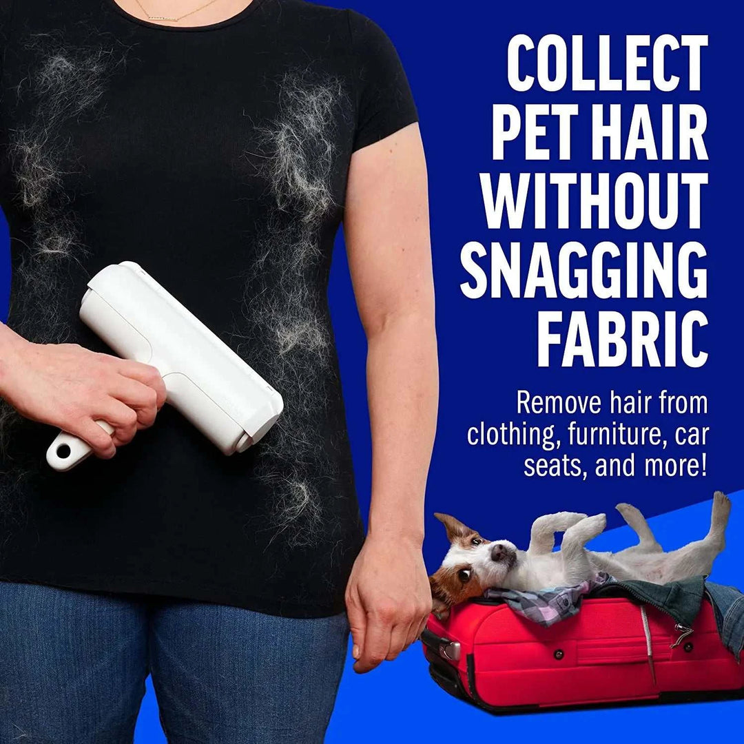 Rolo removedor de pelos de animais, brando, à mão, usado na roupa escura com pelos visíveis e um fundo azul.
