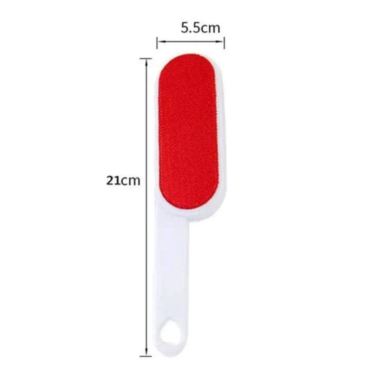 Escova removedora de pelos de pets, com cabeçote vermelho e cabo branco, mede 21 cm de comprimento.