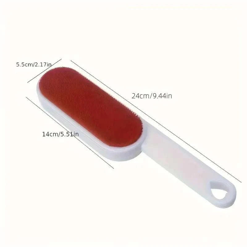Escova de limpeza com cabo branco e superfície vermelha, utilizada para remover pelos de animais de tecidos.