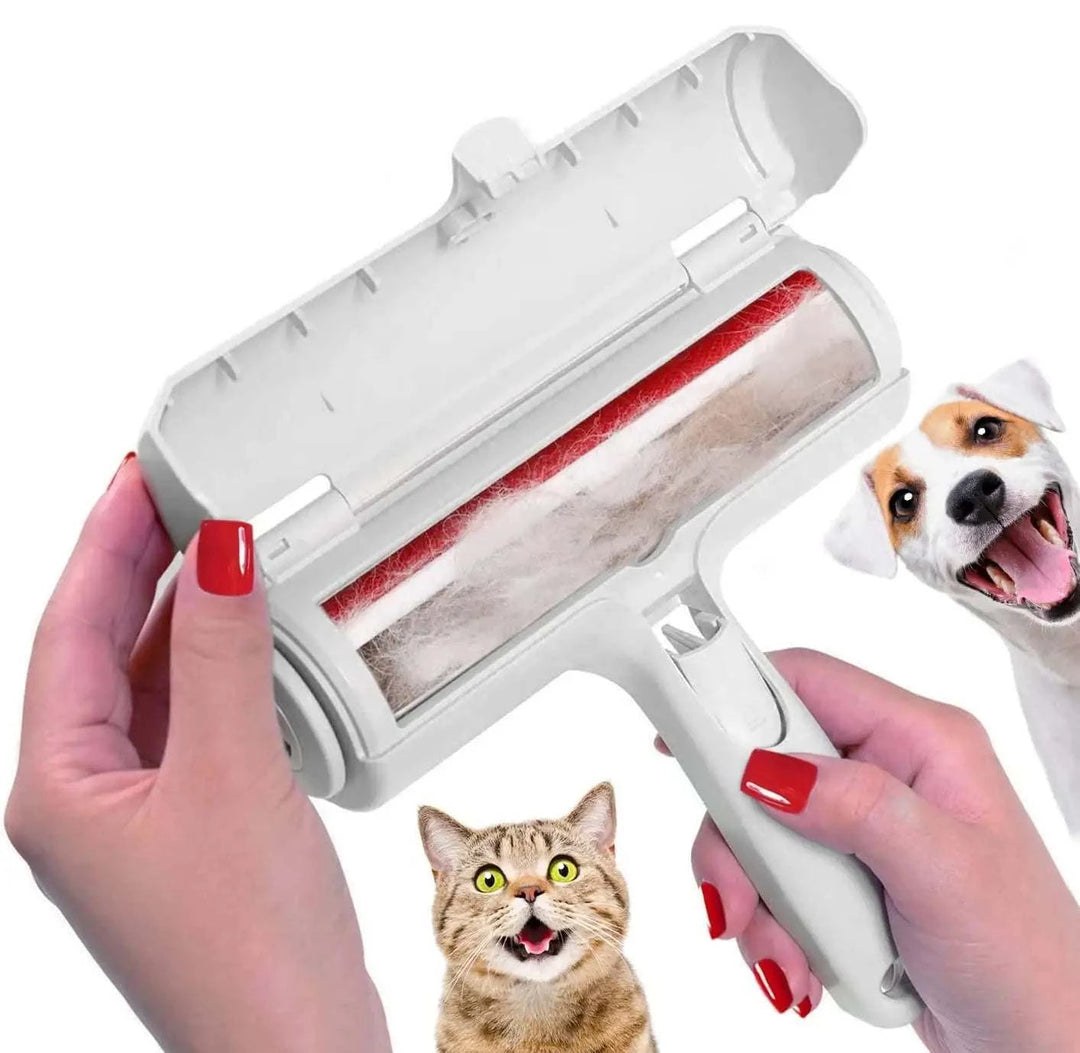 Rolo removedor de pelos de animais, corpo branco, com base auto-limpante e pelos visíveis na parte do rolo.